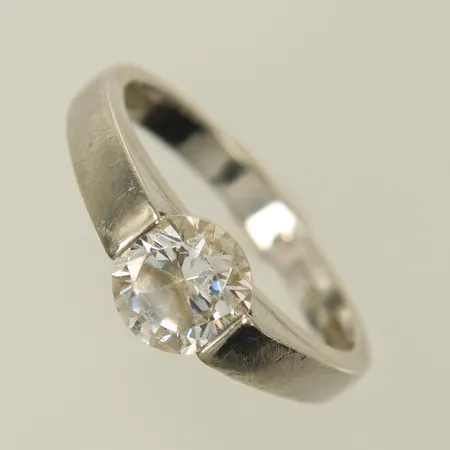 Ring med vit sten, stl 18, bredd 3-7mm, Silver 925/1000, 3,3g Vikt: 3,3 g