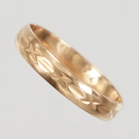 Ring med mönsterdekor, stl 17¼, bredd 3,5mm, GHA 18K Vikt: 1,6 g
