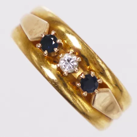 Ring två ihopsatta med diamant 1xca0,1ct samt safirer, stl 18½, bredd 7,3mm, gravyr, 23K Vikt: 13,9 g