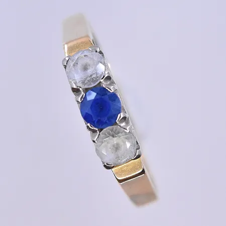 Ring vita stenar och en blå sten, stl 19¾, bredd 2-4 mm, 18K. Vikt: 2,9 g