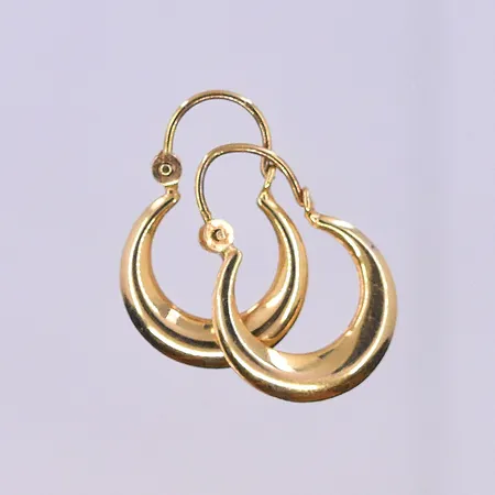 Ett par örhängen, Ø9 mm, bredd 2 mm, 18K. Vikt: 1,6 g