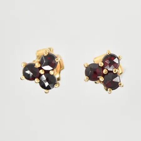 Ett par örhängen med granater, Ø6 mm, förgyllda, 835/1000 silver. Vikt: 1,3 g