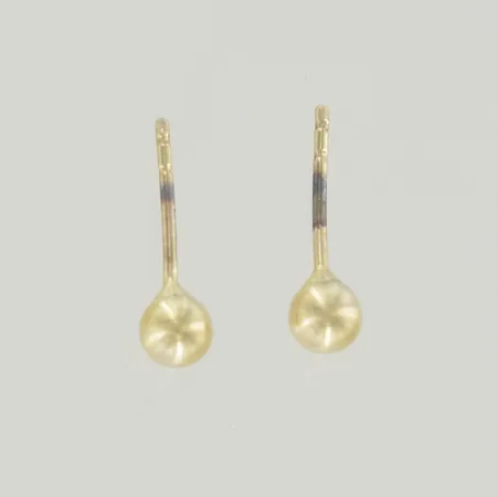 Ett par örhängen, bredd 4 mm, ploppar saknas, 18K Vikt: 0,4 g