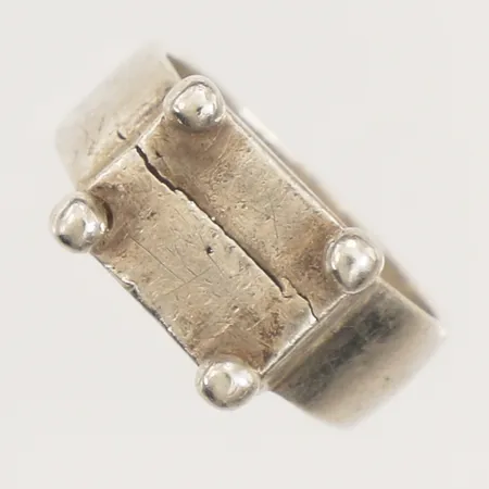 Ring, stl 15¾, bredd 5,3-8,3mm, skadad skena, 950/1000 silver  Vikt: 4,9 g