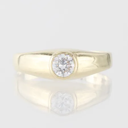 Ring 14k med sten,storlek 19 mm,bredd 2.8-6.5 mm. Vikt: 3 g