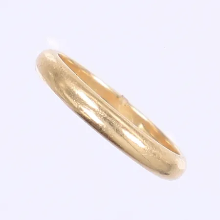 Ring slät tillv. Steens Guldsmide AB stl 19¾ bredd 4mm, repig skena, 18K  Vikt: 5,4 g
