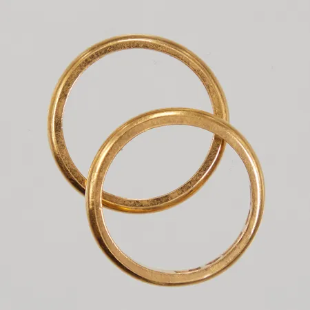 2 Ringar storlek ca 17½, bredd 2,6mm, gravyr, 23K  Vikt: 9 g