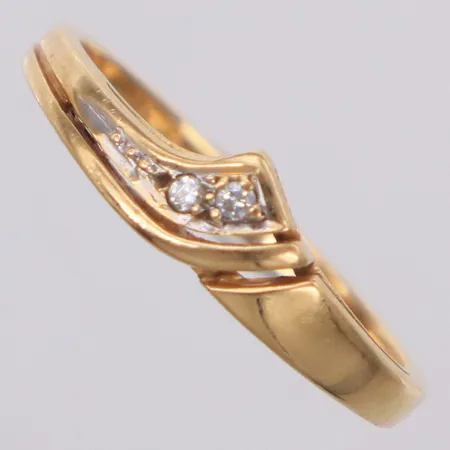 Ring med diamanter 2xca0,01-0,02ct, stl 17¼, bredd 1,5-5,3mm, 18K  Vikt: 2,4 g