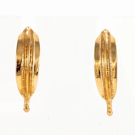 Örhängen i 18K guld: kopia av Vikingasmycke funnet i Uppland, tillverkad av Bengt Hallberg, Köping. De är 6,5 mm breda, 25,5 mm långa och väger 4,8g.