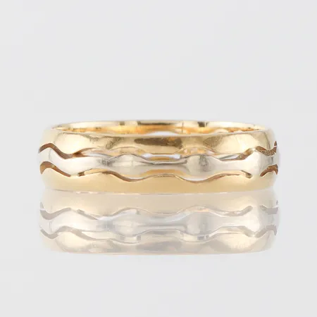 Ring 18k med genombruten dekor,storlek 18 mm,bredd 5 mm. Vikt: 3,6 g