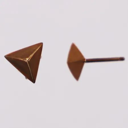 Ett par örhängen, längd 7,6mm, missfärgad, en snurrebuss saknas, 14K Vikt: 0,7 g