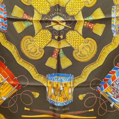 Scarf Hermès, Les Tambours, Joachim Metz, ca 90x90cm, mindre fläckar, etui, påse.  Vikt: 0 g
