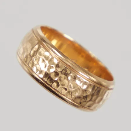 Ring med gravyr stl 16¼, bredd 7,2mm, mönsterdekor, 18K, Vikt: 7 g