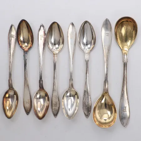 8 Skedar, längd 13-15cm, delvis förgyllda, gravyr, silver 830/1000 Vikt: 142,4 g