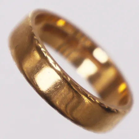 Ring slät, stl 17½, bredd 4,9mm, gravyr, 18K Vikt: 5,2 g