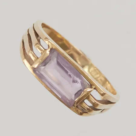 Ring skev, lila sten, 18K 3,1g.