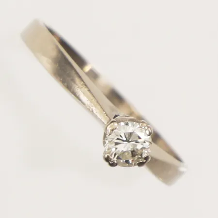 Ring med diamant 0,30ct, enligt gravyr, stl 18¾, bredd 2-5mm, vitguld, 18K  Vikt: 3,1 g