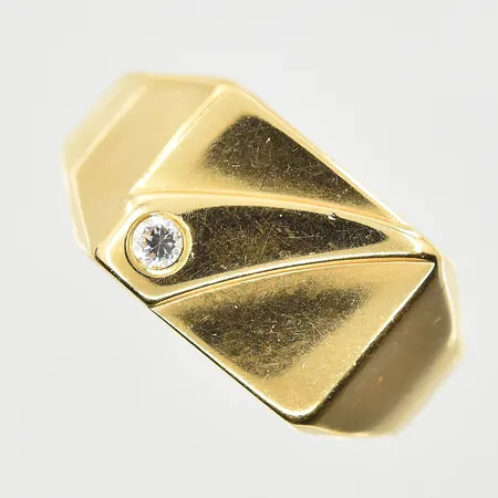 Klackring med vit sten, stl 21, bredd 3-11 mm, skev/ojämn skena, 18K. Vikt: 4 g