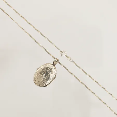 Medaljong med mönsterdekor, längd 33mm, bredd 20mm, kedja Pansar, längd 45cm, bredd 1,5mm, silver 925/1000  Vikt: 7,8 g