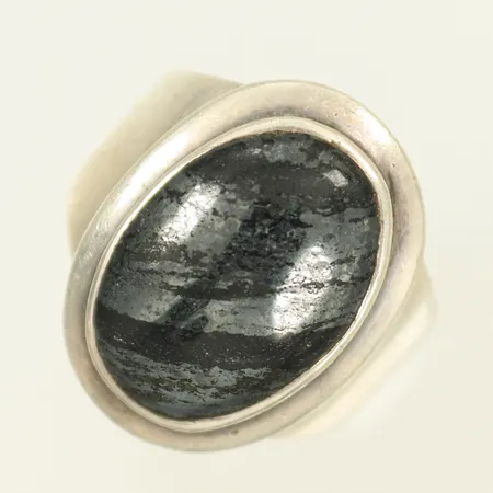 Ring med gråsvart sten, stl 19½, bredd 4-22mm, Silver 925/1000, 8,5g Vikt: 8,5 g