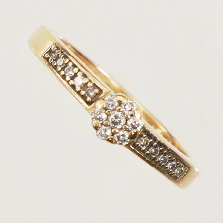 Ring med diamanter 17x ca 0,005-0,02ct, stl 16¾, bredd 2,2-4,5mm, gravyr, 18K  Vikt: 3 g