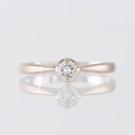 Ring 18k vitguld med solitär diamant på 0.25 ct enligt inskription, stl ca 17mm, Gustav Dahlgren & Co Malmö 1996, Vikt: 2,3 g