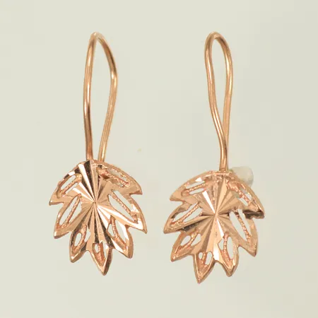 Ett par örhängen löv längd 23mm bredd 9mm skeva 14K Vikt: 1,2 g