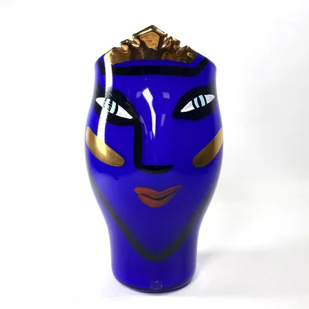 Vas, "Open Minds", Ulrica Hydman-Vallien, Kosta Boda, under-och överfång i blått och vitt samt handmålad dekor, signerad KOSTA BODA Ulrica HV 7041008, även etikettmärkt, höjd 24cm Skickas med postpaket.