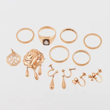 Diverse smycken med gravyrer och slitage,sten, 18k. Vikt: 31,7 g