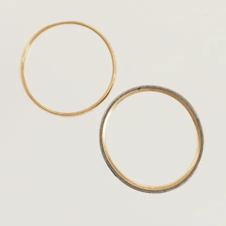 Två ringar, graverade, skeva, 18K  Vikt: 9,2 g