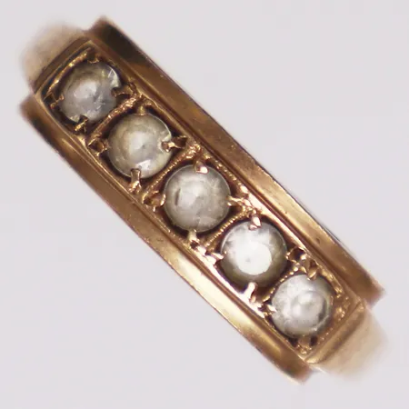 Ring med vita stenar, stl 17½, bredd 1,5-5,4mm, skev skena, 14K Vikt: 2,3 g