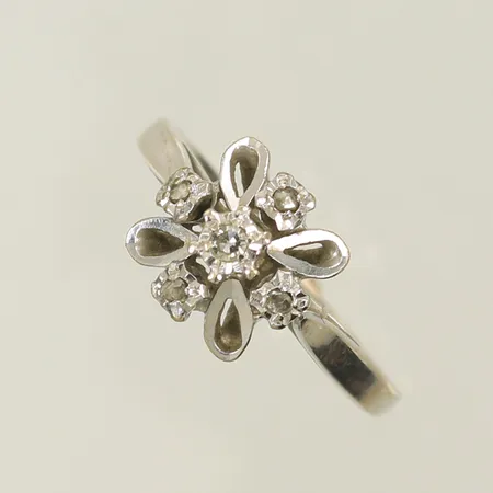 Ring vitguld med 5 diamanter varav 4 rosenstenar, 0,025ct enl gravyr, stl 16½ bredd 2-9mm, 18K Vikt: 2,9 g