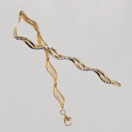 Armband halvstelt, 19cm, bredd 4,3mm, gulguld med dekor i vitguld, bruksslitage, 18K  Vikt: 8,1 g
