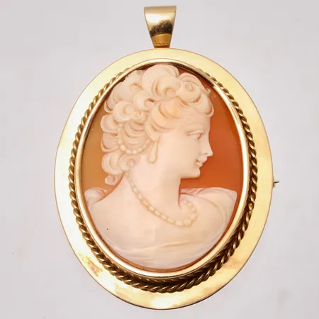 Hänge/Brosch i 18K guld, mått 34,2x49,4mm, Camé, mått 26,6x33,5mm, bruttovikt 12,18g, ca nettovikt 6,8g.