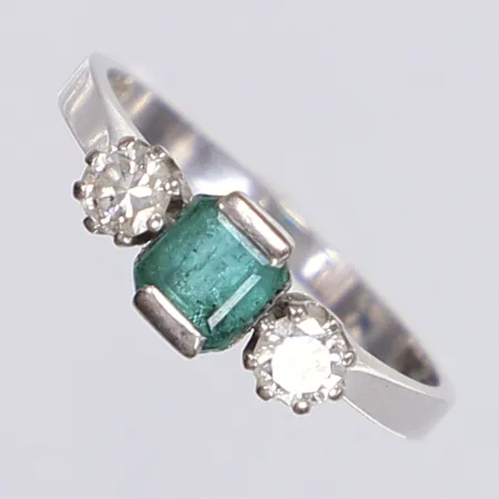 Ring med diamanter totalt 2xca 0,20ct samt grön sten stl 18 bredd 2-6mm, vitguld, 18K  Vikt: 3,5 g