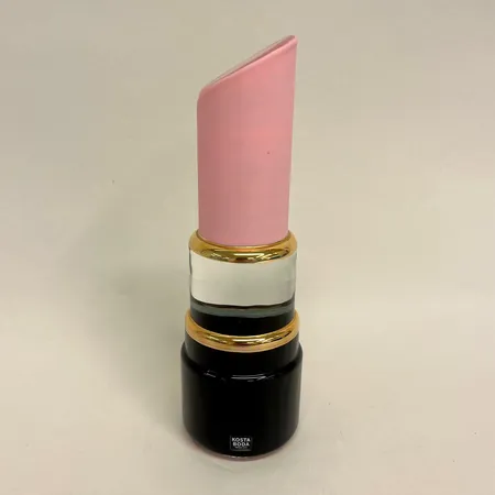 Glasskulptur, läppstift ur serien Make Up, design Åsa Jungnelius för Kosta Boda, rosa, höjd ca 20cm, etikettmärkt, tassar undertill ojämna