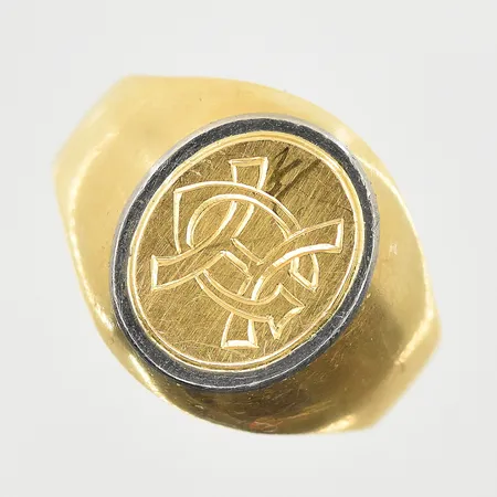 Klackring med monogram GH, stl 18½, bredd 4-15 mm, gulguld/vitguld, 18K. Vikt: 5,6 g