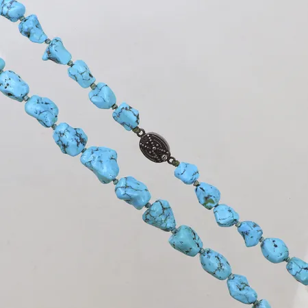 Collier med turkosa stenar, längd 45,5cm, bredd ca 11mm, lås i ostämplat silver  Vikt: 41,4 g