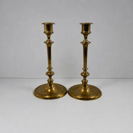 Ett par ljusstakar, höjd ca 21cm, förgylld, N51, mässing. Skickas med paket.