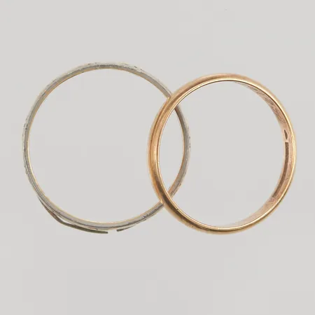 2 Släta ringar, gravyr 18K 7,5g.