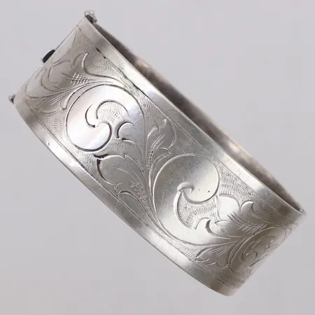 Stelt armband med mönster, innerdiameter 60x54mm, bredd 23,4mm, silver 835/1000 Vikt: 61,4 g