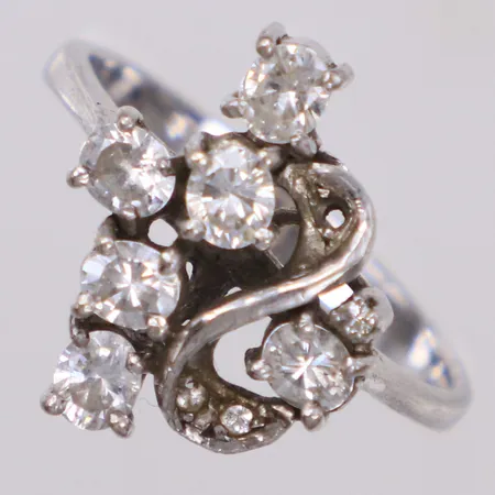 Ring med vita stenar, stl 17, bredd 1,5-15,3mm, en sten saknas, ostämplad, silver Vikt: 2,8 g