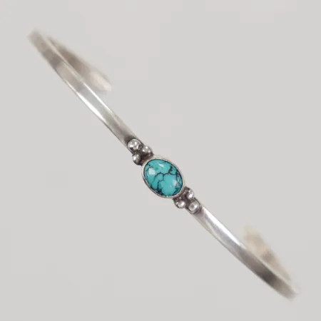 Stelt armband öppen modell, Ø 59mm, bredd 2,7mm, turkosfärgad sten, bruksslitage, stämplad sterling, Silver 925/1000 Vikt: 10 g