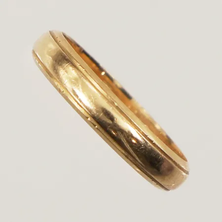 Ring slät, stl 17, bredd 3,6mm, gravyr, 18K  Vikt: 3,1 g