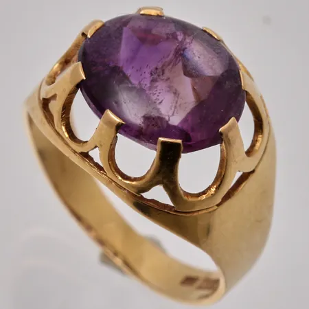  Ring i 18K guld, stl 17½, bredd 2,8-13,4mm, 1st Ametist, mått 10x11mm, bruttovikt 4,15g, ca nettovikt 2,6g.