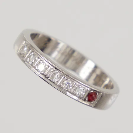 Ring med diamanter 6 x 0,02ct, en röd sten, stl 16¾, bredd 3,4mm, gravyr, vitguld 18K,  Vikt: 4,5 g