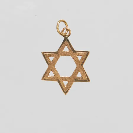 Hänge Davidsstjärna, längd ca 28mm inkl ögla, bredd 19mm, lagad vid ögla, 14K Vikt: 2,9 g