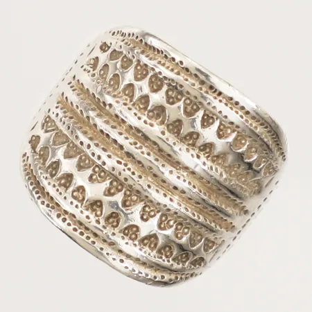 Ring, stl 16½, bredd 3-17,8mm, skev, 925/1000 silver  Vikt: 5 g