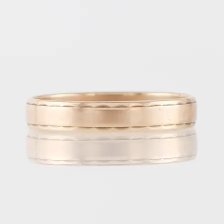 Ring 18k med gravyr,storlek ca 19 mm, bredd 3.8 mm. Vikt: 2,7 g