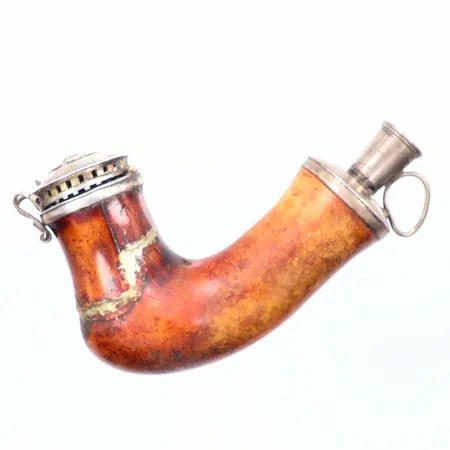 Långpipa snidat trä silverbeslag år 1823, tillverkarstämpel AEB, längd 13,5 cm, bredd 44,7mm, skaft saknas, lagad Vikt: 0 g